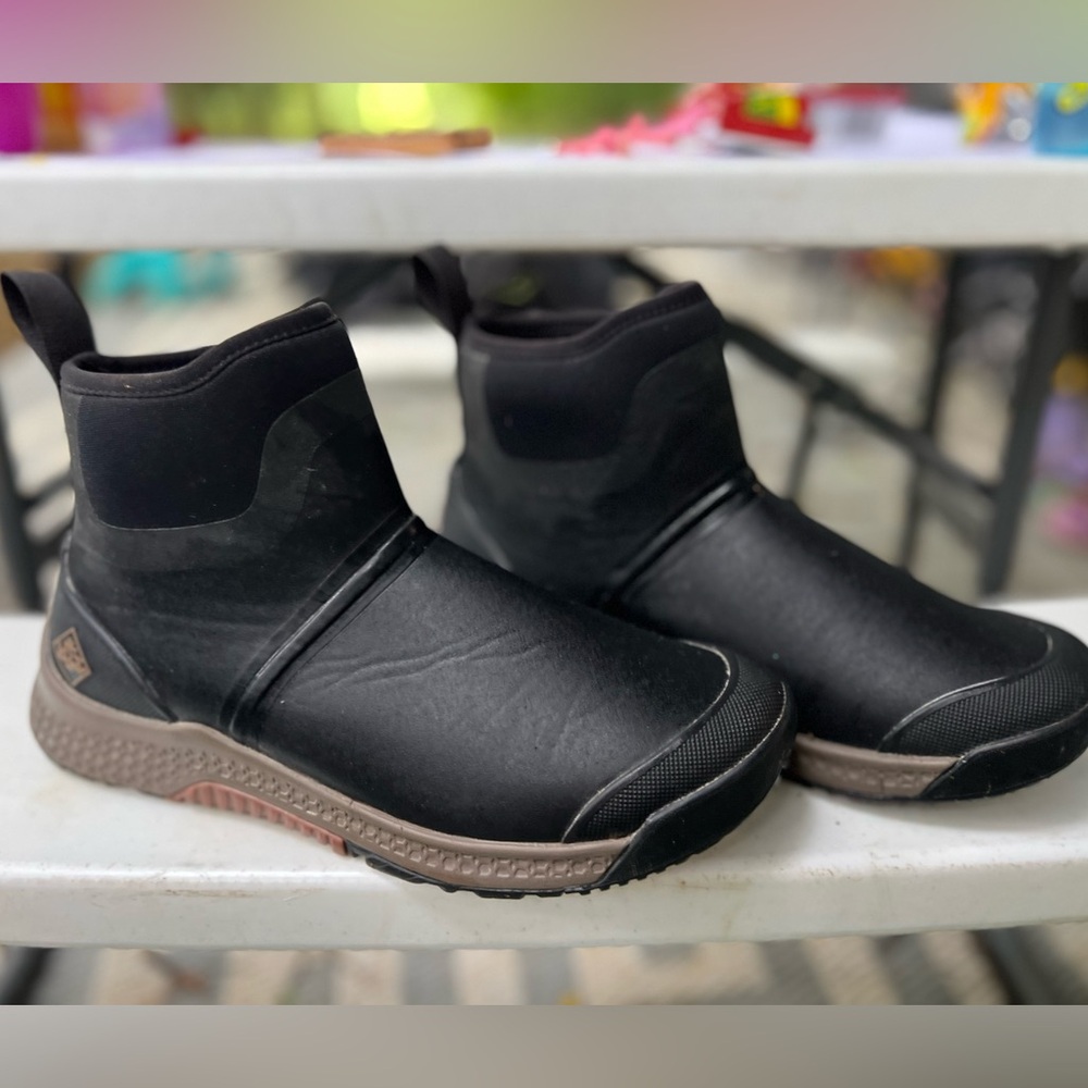 Ankle muck boots. Women’s 9-10 or men’s 8 worn once